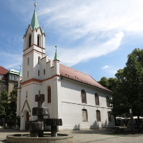 Die Schloßkirche befindet sich in der Fußgängerzone Spremberger Straße - unweit von Cafés, Restaurants und Bars.