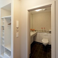 The show apartments can be viewed. Here you see the built-in cupboard and the bathroom.